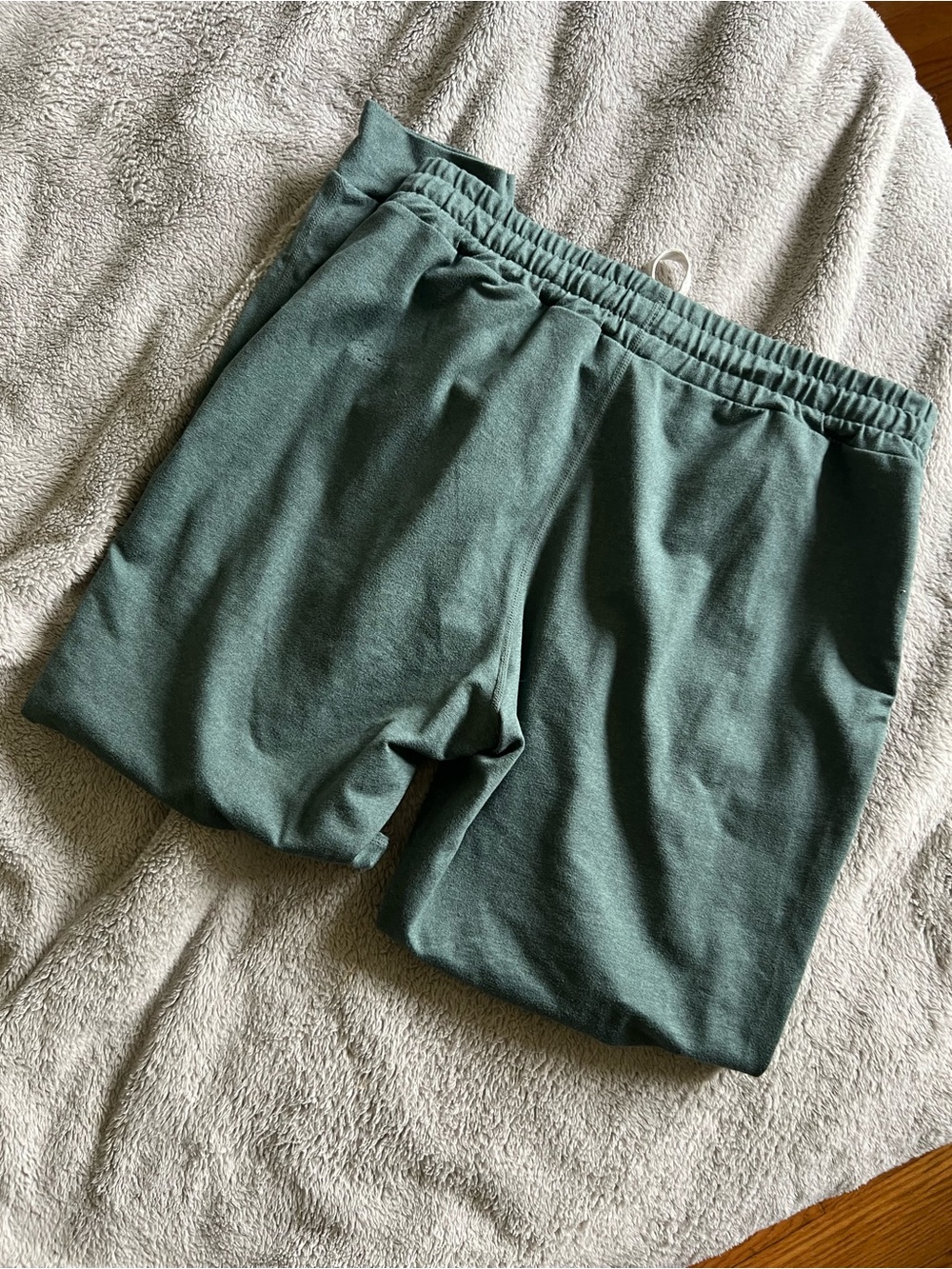 Vuori Women’s Green Performance Joggers Small - Picture 4 of 6